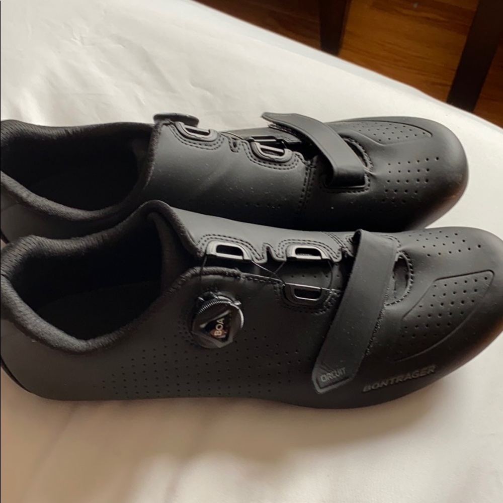 Bontrager Men’s all black cycling shoe like new !